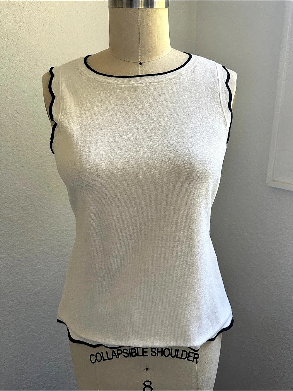 Ann Taylor Scalloped Trim Tank Top in White Size Small